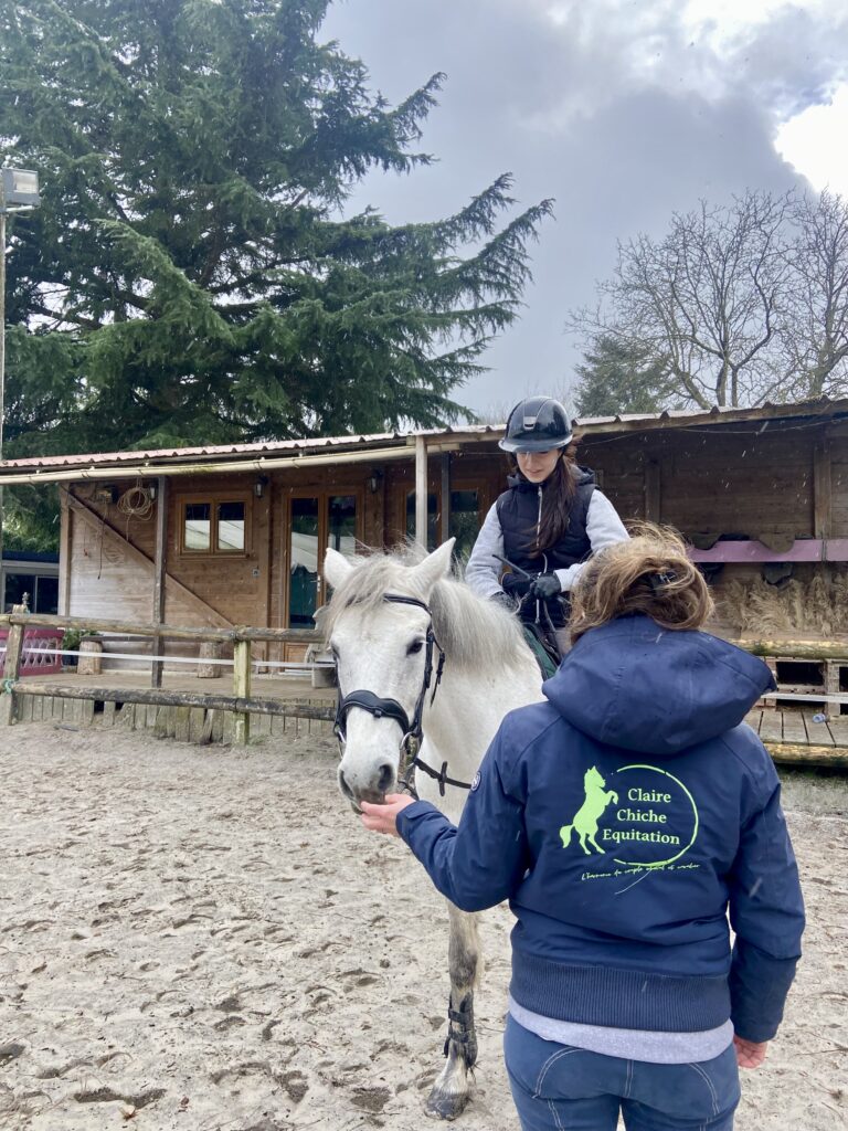 Claire Chiche donne des conseils à une cavalière à poney.