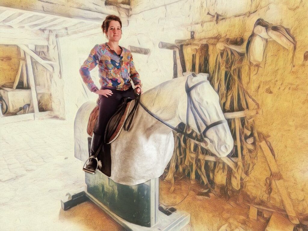 Claire Chiche, enseignante spécialisée dans l'utilisation du cheval mécanqiue.