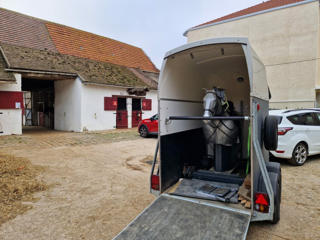 Le transport du cheval mécanique dans les écuries est possible.