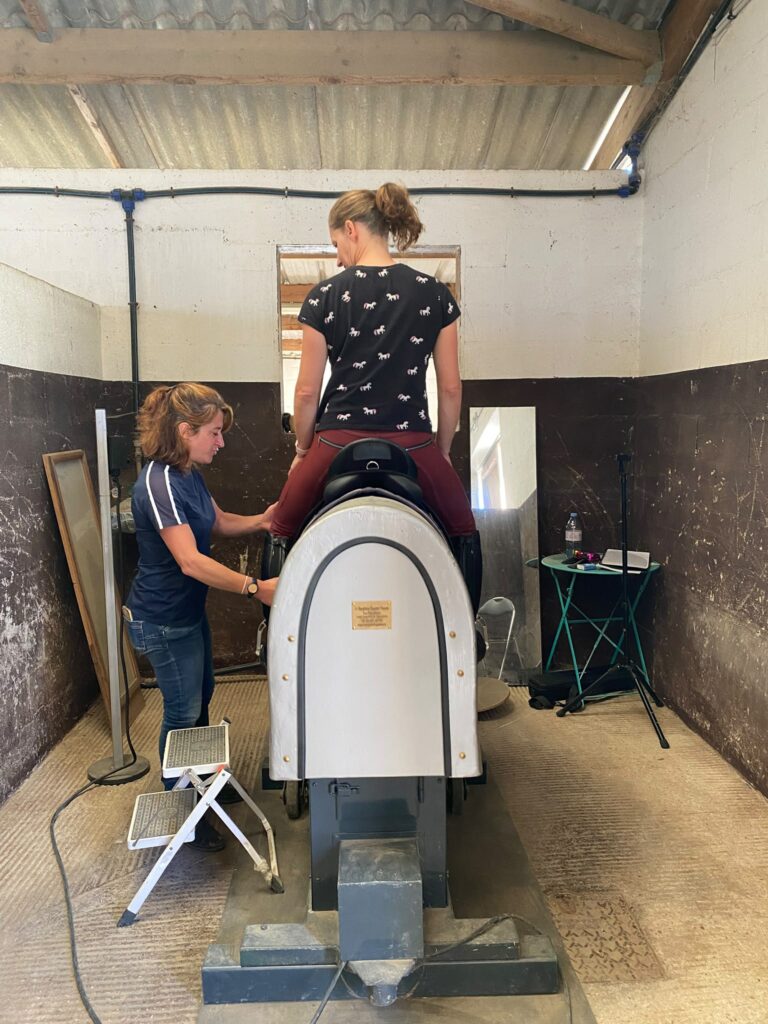 Respecter son cheval en apprenant et faisant ses erreurs sur le cheval mécanique