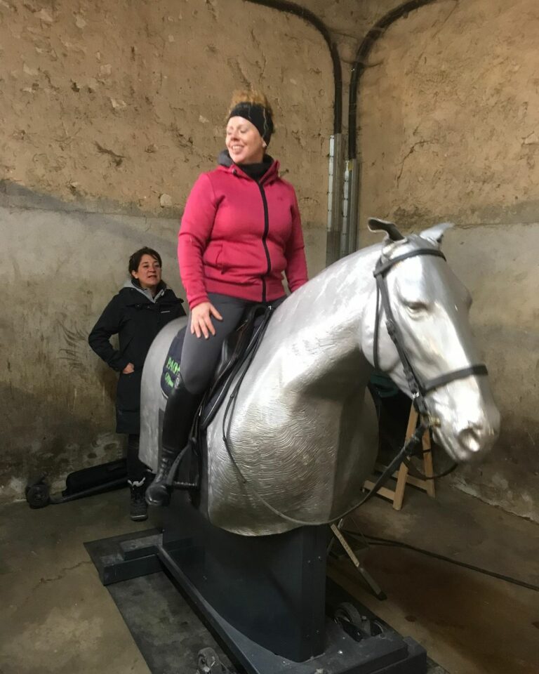 Respecter l'intégrité physique de son cheval en s'entraînant sur cheval mécanique.